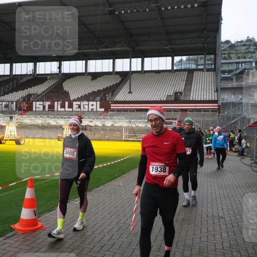 07.12.2025 - St. Pauli X-Mass-Run No. 15 Fabian Wolf http://msf.ph/oto/9421225 07.12.2025 11:45:01 Ziel 228, 291, 1281, 2246, 2263, 2644, 3492, 3529, 3530, 3552, 3553, 3605, 3624, 3630, 3920, 3921, 4103 meine-sportfotos.de