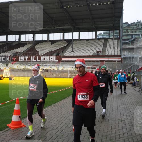 07.12.2025 - St. Pauli X-Mass-Run No. 15 Fabian Wolf http://msf.ph/oto/9421226 07.12.2025 11:45:01 Ziel 228, 291, 1281, 2246, 2263, 2644, 3492, 3529, 3530, 3552, 3553, 3605, 3624, 3630, 3920, 3921, 4103 meine-sportfotos.de