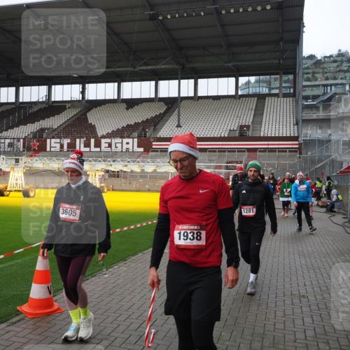 07.12.2025 - St. Pauli X-Mass-Run No. 15 Fabian Wolf http://msf.ph/oto/9421227 07.12.2025 11:45:01 Ziel 228, 291, 1281, 2246, 2263, 2644, 3492, 3529, 3530, 3552, 3553, 3605, 3624, 3630, 3920, 3921, 4103 meine-sportfotos.de