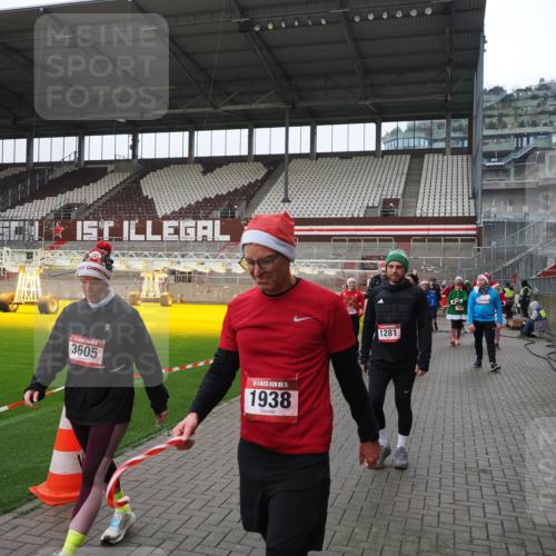 07.12.2025 - St. Pauli X-Mass-Run No. 15 Fabian Wolf http://msf.ph/oto/9421228 07.12.2025 11:45:01 Ziel 228, 291, 1281, 2246, 2263, 2644, 3492, 3529, 3530, 3552, 3553, 3605, 3624, 3630, 3920, 3921, 4103 meine-sportfotos.de
