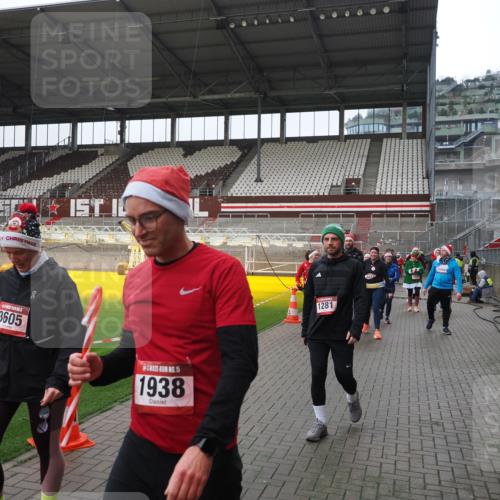 07.12.2025 - St. Pauli X-Mass-Run No. 15 Fabian Wolf http://msf.ph/oto/9421230 07.12.2025 11:45:02 Ziel 228, 291, 1281, 2246, 2263, 2644, 3492, 3529, 3530, 3552, 3553, 3605, 3624, 3630, 3920, 3921, 4103 meine-sportfotos.de