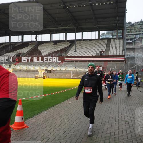 07.12.2025 - St. Pauli X-Mass-Run No. 15 Fabian Wolf http://msf.ph/oto/9421231 07.12.2025 11:45:02 Ziel 228, 291, 1281, 2246, 2263, 2644, 3492, 3529, 3530, 3552, 3553, 3605, 3624, 3630, 3920, 3921, 4103 meine-sportfotos.de