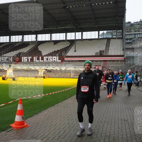 07.12.2025 - St. Pauli X-Mass-Run No. 15 Fabian Wolf http://msf.ph/oto/9421232 07.12.2025 11:45:02 Ziel 228, 291, 1281, 2246, 2263, 2644, 3492, 3529, 3530, 3552, 3553, 3605, 3624, 3630, 3920, 3921, 4103 meine-sportfotos.de
