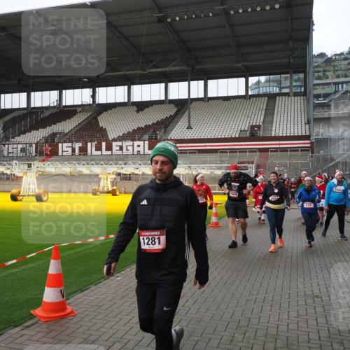07.12.2025 - St. Pauli X-Mass-Run No. 15 Fabian Wolf http://msf.ph/oto/9421234 07.12.2025 11:45:03 Ziel 228, 291, 1281, 2246, 2644, 3492, 3529, 3530, 3552, 3553, 3575, 3578, 3605, 3624, 3630, 3920, 3921, 4103 meine-sportfotos.de