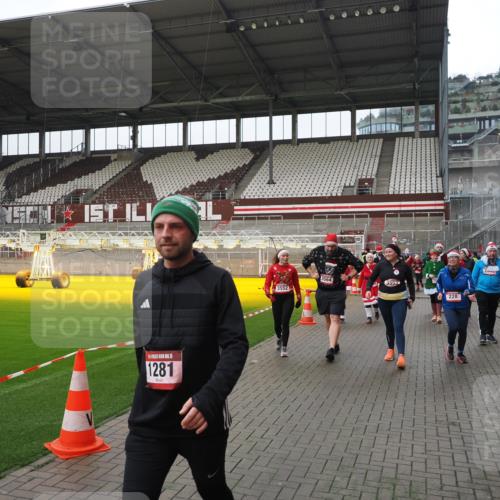 07.12.2025 - St. Pauli X-Mass-Run No. 15 Fabian Wolf http://msf.ph/oto/9421236 07.12.2025 11:45:04 Ziel 228, 291, 2246, 2644, 3485, 3489, 3492, 3529, 3530, 3552, 3553, 3575, 3578, 3605, 3624, 3630, 3920, 3921, 4103 meine-sportfotos.de