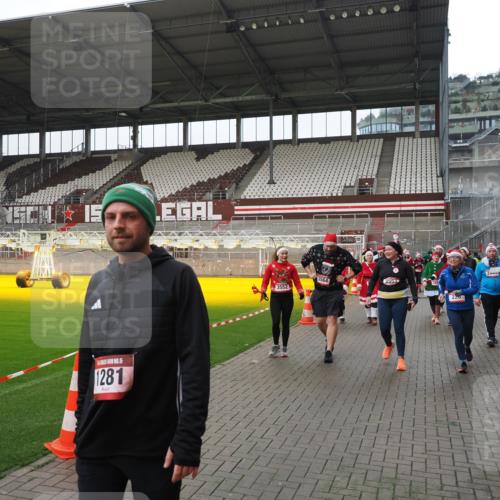 07.12.2025 - St. Pauli X-Mass-Run No. 15 Fabian Wolf http://msf.ph/oto/9421237 07.12.2025 11:45:04 Ziel 228, 291, 2246, 2644, 3485, 3489, 3492, 3529, 3530, 3552, 3553, 3575, 3578, 3605, 3624, 3630, 3920, 3921, 4103 meine-sportfotos.de