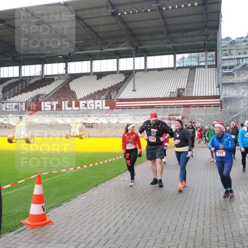 07.12.2025 - St. Pauli X-Mass-Run No. 15 Fabian Wolf http://msf.ph/oto/9421238 07.12.2025 11:45:05 Ziel 228, 291, 2246, 2644, 2844, 3485, 3489, 3492, 3529, 3530, 3552, 3553, 3575, 3578, 3624, 3630, 3920, 3921, 4103 meine-sportfotos.de