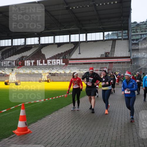 07.12.2025 - St. Pauli X-Mass-Run No. 15 Fabian Wolf http://msf.ph/oto/9421239 07.12.2025 11:45:05 Ziel 228, 291, 2246, 2644, 2844, 3485, 3489, 3492, 3529, 3530, 3552, 3553, 3575, 3578, 3624, 3630, 3920, 3921, 4103 meine-sportfotos.de