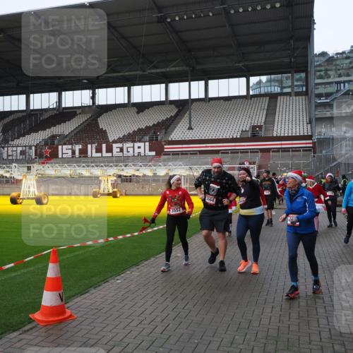 07.12.2025 - St. Pauli X-Mass-Run No. 15 Fabian Wolf http://msf.ph/oto/9421240 07.12.2025 11:45:05 Ziel 228, 291, 2246, 2644, 2844, 3485, 3489, 3492, 3529, 3530, 3552, 3553, 3575, 3578, 3624, 3630, 3920, 3921, 4103 meine-sportfotos.de