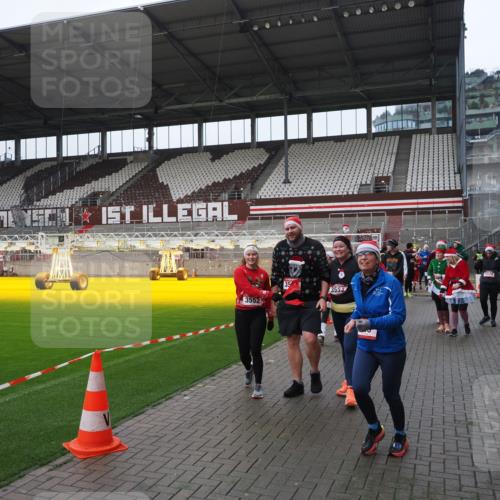 07.12.2025 - St. Pauli X-Mass-Run No. 15 Fabian Wolf http://msf.ph/oto/9421243 07.12.2025 11:45:06 Ziel 228, 291, 2246, 2844, 3485, 3489, 3492, 3529, 3530, 3552, 3553, 3575, 3578, 3624, 3630, 3920, 3921, 4103 meine-sportfotos.de