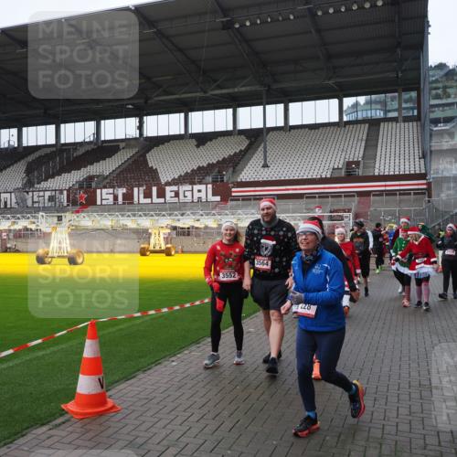07.12.2025 - St. Pauli X-Mass-Run No. 15 Fabian Wolf http://msf.ph/oto/9421244 07.12.2025 11:45:06 Ziel 228, 291, 2246, 2844, 3485, 3489, 3492, 3529, 3530, 3552, 3553, 3575, 3578, 3624, 3630, 3920, 3921, 4103 meine-sportfotos.de