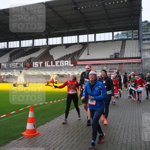 07.12.2025 - St. Pauli X-Mass-Run No. 15 Fabian Wolf http://msf.ph/oto/9421245 07.12.2025 11:45:06 Ziel 228, 291, 2246, 2844, 3485, 3489, 3492, 3529, 3530, 3552, 3553, 3575, 3578, 3624, 3630, 3920, 3921, 4103 meine-sportfotos.de