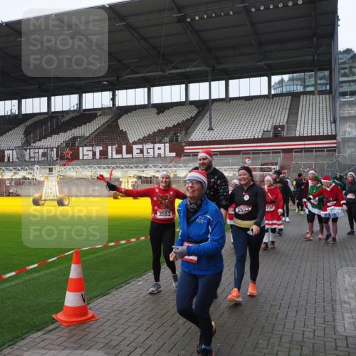 07.12.2025 - St. Pauli X-Mass-Run No. 15 Fabian Wolf http://msf.ph/oto/9421246 07.12.2025 11:45:06 Ziel 228, 291, 2246, 2844, 3485, 3489, 3492, 3529, 3530, 3552, 3553, 3575, 3578, 3624, 3630, 3920, 3921, 4103 meine-sportfotos.de