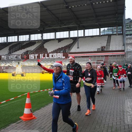07.12.2025 - St. Pauli X-Mass-Run No. 15 Fabian Wolf http://msf.ph/oto/9421247 07.12.2025 11:45:06 Ziel 228, 291, 2246, 2844, 3485, 3489, 3492, 3529, 3530, 3552, 3553, 3575, 3578, 3624, 3630, 3920, 3921, 4103 meine-sportfotos.de