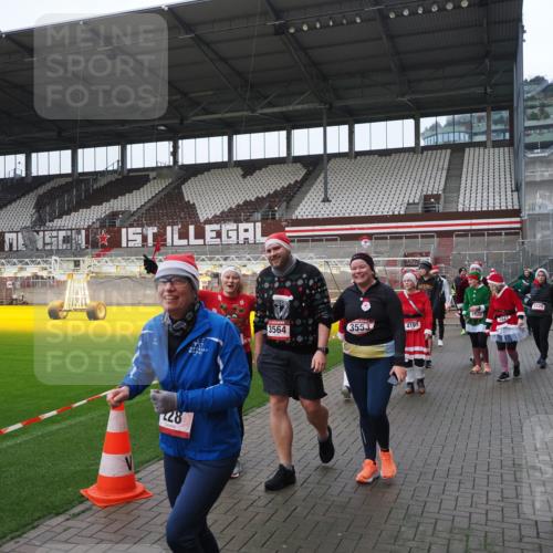 07.12.2025 - St. Pauli X-Mass-Run No. 15 Fabian Wolf http://msf.ph/oto/9421248 07.12.2025 11:45:07 Ziel 228, 291, 2246, 2844, 3485, 3489, 3492, 3529, 3530, 3552, 3553, 3575, 3578, 3624, 3630, 3920, 3921, 4103 meine-sportfotos.de