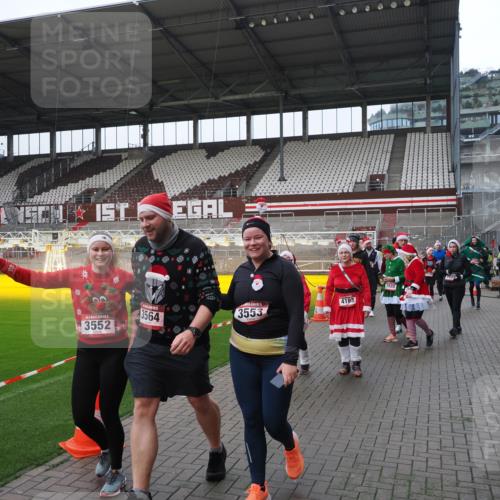 07.12.2025 - St. Pauli X-Mass-Run No. 15 Fabian Wolf http://msf.ph/oto/9421253 07.12.2025 11:45:08 Ziel 228, 291, 2246, 2844, 3485, 3489, 3492, 3529, 3530, 3552, 3553, 3575, 3578, 3624, 3630, 3920, 3921, 4103 meine-sportfotos.de
