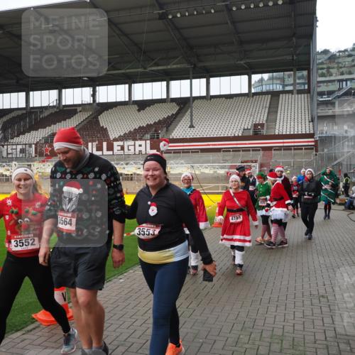 07.12.2025 - St. Pauli X-Mass-Run No. 15 Fabian Wolf http://msf.ph/oto/9421254 07.12.2025 11:45:08 Ziel 228, 291, 2246, 2844, 3485, 3489, 3492, 3529, 3530, 3552, 3553, 3575, 3578, 3624, 3630, 3920, 3921, 4103 meine-sportfotos.de