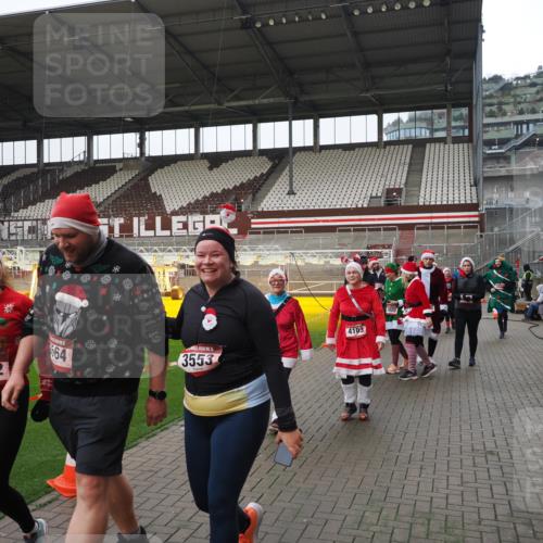 07.12.2025 - St. Pauli X-Mass-Run No. 15 Fabian Wolf http://msf.ph/oto/9421255 07.12.2025 11:45:08 Ziel 228, 291, 2246, 2844, 3485, 3489, 3492, 3529, 3530, 3552, 3553, 3575, 3578, 3624, 3630, 3920, 3921, 4103 meine-sportfotos.de