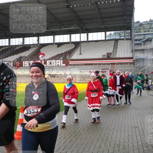 07.12.2025 - St. Pauli X-Mass-Run No. 15 Fabian Wolf http://msf.ph/oto/9421257 07.12.2025 11:45:09 Ziel 228, 291, 2246, 2844, 3485, 3489, 3492, 3529, 3530, 3552, 3553, 3575, 3578, 3624, 3920, 3921, 4103 meine-sportfotos.de