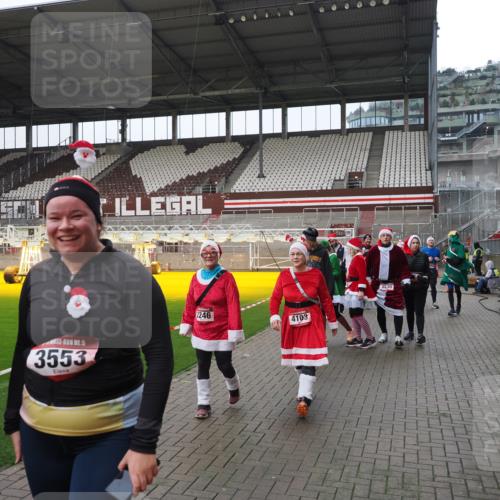 07.12.2025 - St. Pauli X-Mass-Run No. 15 Fabian Wolf http://msf.ph/oto/9421258 07.12.2025 11:45:09 Ziel 228, 291, 2246, 2844, 3485, 3489, 3492, 3529, 3530, 3552, 3553, 3575, 3578, 3624, 3920, 3921, 4103 meine-sportfotos.de