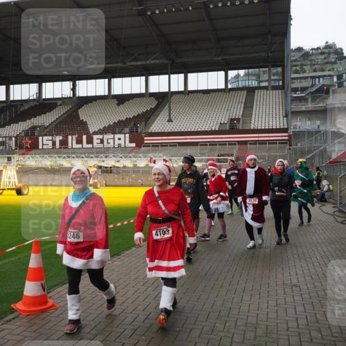 07.12.2025 - St. Pauli X-Mass-Run No. 15 Fabian Wolf http://msf.ph/oto/9421259 07.12.2025 11:45:10 Ziel 228, 291, 2246, 2844, 3485, 3489, 3492, 3529, 3530, 3552, 3553, 3575, 3578, 3920, 3921, 4103 meine-sportfotos.de