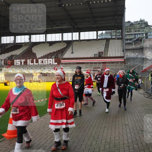 07.12.2025 - St. Pauli X-Mass-Run No. 15 Fabian Wolf http://msf.ph/oto/9421260 07.12.2025 11:45:10 Ziel 228, 291, 2246, 2844, 3485, 3489, 3492, 3529, 3530, 3552, 3553, 3575, 3578, 3920, 3921, 4103 meine-sportfotos.de
