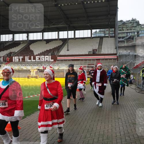 07.12.2025 - St. Pauli X-Mass-Run No. 15 Fabian Wolf http://msf.ph/oto/9421261 07.12.2025 11:45:10 Ziel 228, 291, 2246, 2844, 3485, 3489, 3492, 3529, 3530, 3552, 3553, 3575, 3578, 3920, 3921, 4103 meine-sportfotos.de