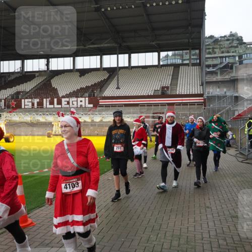 07.12.2025 - St. Pauli X-Mass-Run No. 15 Fabian Wolf http://msf.ph/oto/9421262 07.12.2025 11:45:10 Ziel 228, 291, 2246, 2844, 3485, 3489, 3492, 3529, 3530, 3552, 3553, 3575, 3578, 3920, 3921, 4103 meine-sportfotos.de