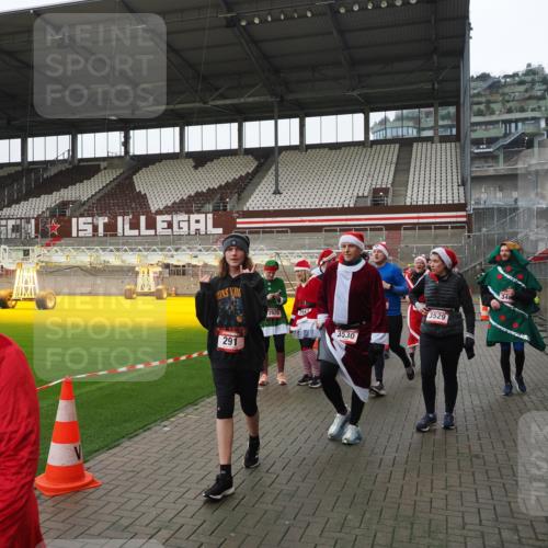 07.12.2025 - St. Pauli X-Mass-Run No. 15 Fabian Wolf http://msf.ph/oto/9421266 07.12.2025 11:45:11 Ziel 228, 291, 2246, 2624, 2844, 3485, 3489, 3492, 3529, 3530, 3552, 3553, 3575, 3578, 3920, 3921, 4103 meine-sportfotos.de