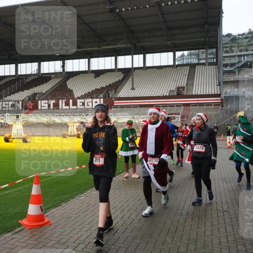 07.12.2025 - St. Pauli X-Mass-Run No. 15 Fabian Wolf http://msf.ph/oto/9421268 07.12.2025 11:45:12 Ziel 228, 291, 2246, 2624, 2844, 3485, 3489, 3492, 3529, 3530, 3552, 3553, 3575, 3578, 3920, 3921, 4103 meine-sportfotos.de