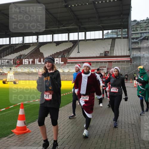 07.12.2025 - St. Pauli X-Mass-Run No. 15 Fabian Wolf http://msf.ph/oto/9421270 07.12.2025 11:45:12 Ziel 228, 291, 2246, 2624, 2844, 3485, 3489, 3492, 3529, 3530, 3552, 3553, 3575, 3578, 3920, 3921, 4103 meine-sportfotos.de