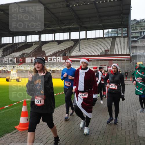 07.12.2025 - St. Pauli X-Mass-Run No. 15 Fabian Wolf http://msf.ph/oto/9421271 07.12.2025 11:45:12 Ziel 228, 291, 2246, 2624, 2844, 3485, 3489, 3492, 3529, 3530, 3552, 3553, 3575, 3578, 3920, 3921, 4103 meine-sportfotos.de