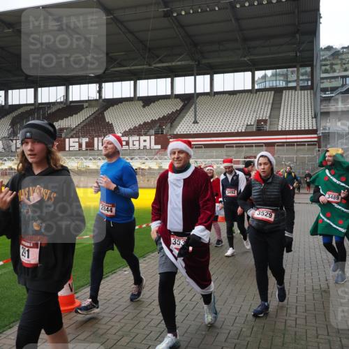 07.12.2025 - St. Pauli X-Mass-Run No. 15 Fabian Wolf http://msf.ph/oto/9421273 07.12.2025 11:45:13 Ziel 228, 291, 2246, 2624, 2844, 3485, 3489, 3492, 3529, 3530, 3552, 3575, 3578, 3920, 3921, 4103 meine-sportfotos.de