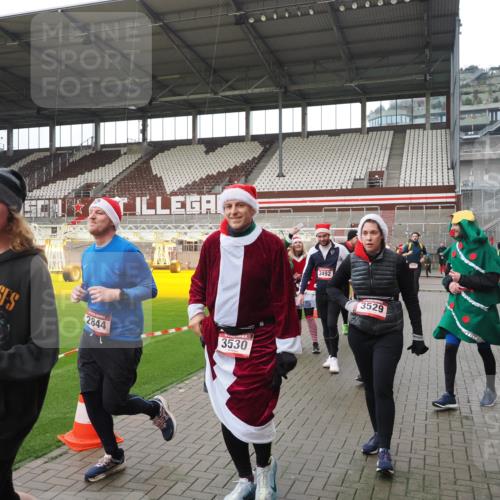07.12.2025 - St. Pauli X-Mass-Run No. 15 Fabian Wolf http://msf.ph/oto/9421274 07.12.2025 11:45:13 Ziel 228, 291, 2246, 2624, 2844, 3485, 3489, 3492, 3529, 3530, 3552, 3575, 3578, 3920, 3921, 4103 meine-sportfotos.de