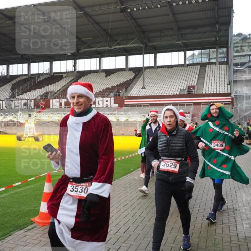 07.12.2025 - St. Pauli X-Mass-Run No. 15 Fabian Wolf http://msf.ph/oto/9421277 07.12.2025 11:45:14 Ziel 228, 291, 2624, 2844, 3485, 3489, 3492, 3529, 3530, 3575, 3578, 3920, 3921 meine-sportfotos.de