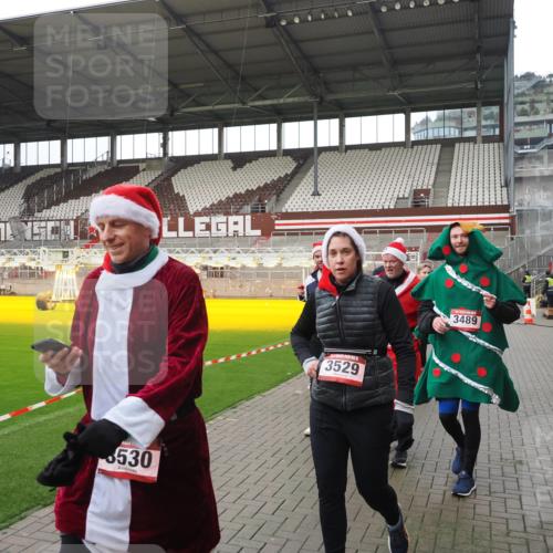 07.12.2025 - St. Pauli X-Mass-Run No. 15 Fabian Wolf http://msf.ph/oto/9421278 07.12.2025 11:45:14 Ziel 228, 291, 2624, 2844, 3485, 3489, 3492, 3529, 3530, 3575, 3578, 3920, 3921 meine-sportfotos.de