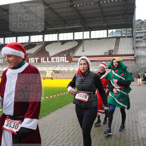 07.12.2025 - St. Pauli X-Mass-Run No. 15 Fabian Wolf http://msf.ph/oto/9421279 07.12.2025 11:45:14 Ziel 228, 291, 2624, 2844, 3485, 3489, 3492, 3529, 3530, 3575, 3578, 3920, 3921 meine-sportfotos.de