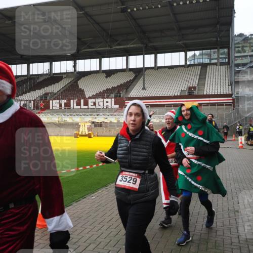 07.12.2025 - St. Pauli X-Mass-Run No. 15 Fabian Wolf http://msf.ph/oto/9421280 07.12.2025 11:45:14 Ziel 228, 291, 2624, 2844, 3485, 3489, 3492, 3529, 3530, 3575, 3578, 3920, 3921 meine-sportfotos.de