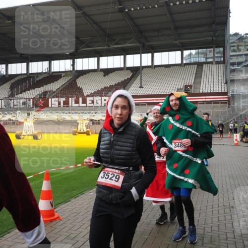 07.12.2025 - St. Pauli X-Mass-Run No. 15 Fabian Wolf http://msf.ph/oto/9421281 07.12.2025 11:45:14 Ziel 228, 291, 2624, 2844, 3485, 3489, 3492, 3529, 3530, 3575, 3578, 3920, 3921 meine-sportfotos.de