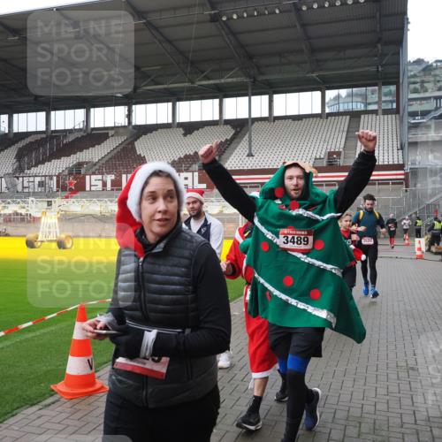 07.12.2025 - St. Pauli X-Mass-Run No. 15 Fabian Wolf http://msf.ph/oto/9421282 07.12.2025 11:45:15 Ziel 228, 291, 2372, 2624, 2844, 3485, 3489, 3492, 3529, 3530, 3575, 3578, 3920, 3921 meine-sportfotos.de