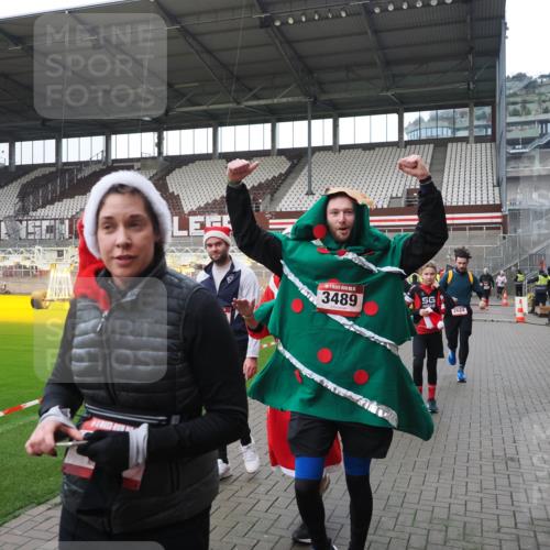 07.12.2025 - St. Pauli X-Mass-Run No. 15 Fabian Wolf http://msf.ph/oto/9421283 07.12.2025 11:45:15 Ziel 228, 291, 2372, 2624, 2844, 3485, 3489, 3492, 3529, 3530, 3575, 3578, 3920, 3921 meine-sportfotos.de