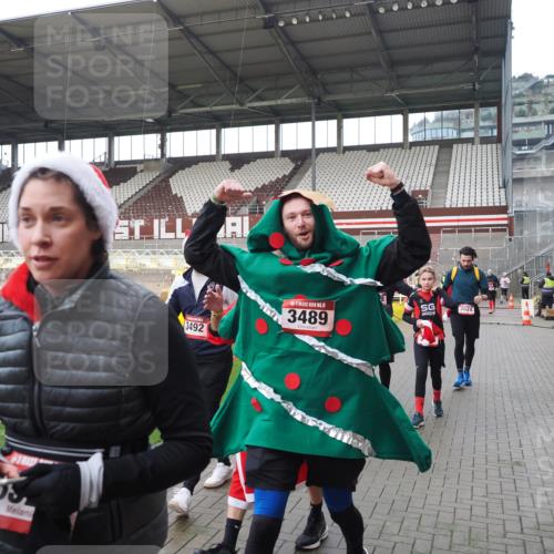 07.12.2025 - St. Pauli X-Mass-Run No. 15 Fabian Wolf http://msf.ph/oto/9421284 07.12.2025 11:45:15 Ziel 228, 291, 2372, 2624, 2844, 3485, 3489, 3492, 3529, 3530, 3575, 3578, 3920, 3921 meine-sportfotos.de