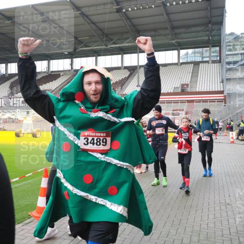 07.12.2025 - St. Pauli X-Mass-Run No. 15 Fabian Wolf http://msf.ph/oto/9421286 07.12.2025 11:45:15 Ziel 228, 291, 2372, 2624, 2844, 3485, 3489, 3492, 3529, 3530, 3575, 3578, 3920, 3921 meine-sportfotos.de