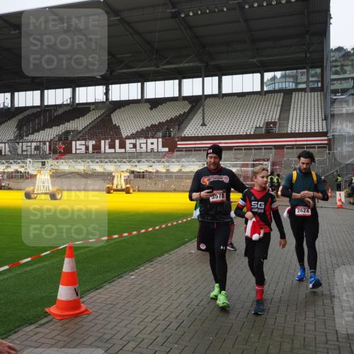 07.12.2025 - St. Pauli X-Mass-Run No. 15 Fabian Wolf http://msf.ph/oto/9421291 07.12.2025 11:45:17 Ziel 291, 2372, 2624, 2844, 3485, 3489, 3492, 3529, 3530, 3575, 3578 meine-sportfotos.de
