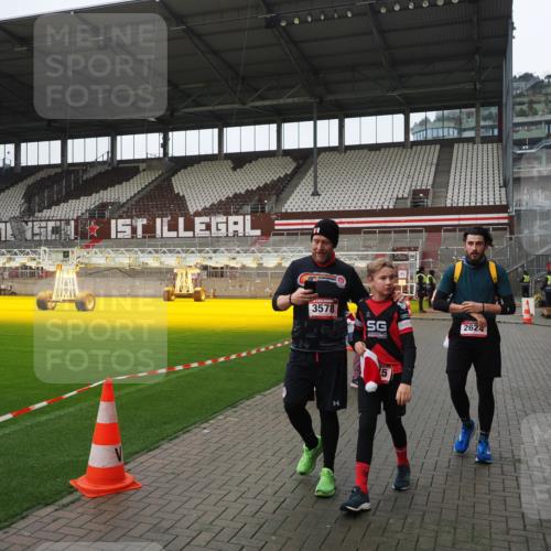 07.12.2025 - St. Pauli X-Mass-Run No. 15 Fabian Wolf http://msf.ph/oto/9421293 07.12.2025 11:45:17 Ziel 291, 2372, 2624, 2844, 3485, 3489, 3492, 3529, 3530, 3575, 3578 meine-sportfotos.de