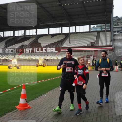 07.12.2025 - St. Pauli X-Mass-Run No. 15 Fabian Wolf http://msf.ph/oto/9421294 07.12.2025 11:45:17 Ziel 291, 2372, 2624, 2844, 3485, 3489, 3492, 3529, 3530, 3575, 3578 meine-sportfotos.de