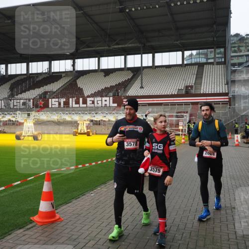 07.12.2025 - St. Pauli X-Mass-Run No. 15 Fabian Wolf http://msf.ph/oto/9421295 07.12.2025 11:45:18 Ziel 291, 2372, 2624, 2844, 3485, 3489, 3529, 3530, 3575, 3578 meine-sportfotos.de