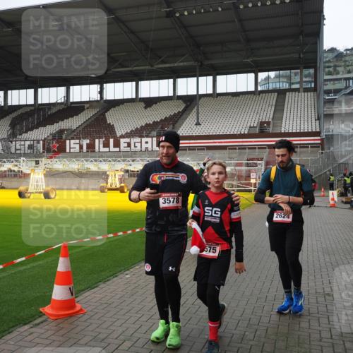 07.12.2025 - St. Pauli X-Mass-Run No. 15 Fabian Wolf http://msf.ph/oto/9421296 07.12.2025 11:45:18 Ziel 291, 2372, 2624, 2844, 3485, 3489, 3529, 3530, 3575, 3578 meine-sportfotos.de