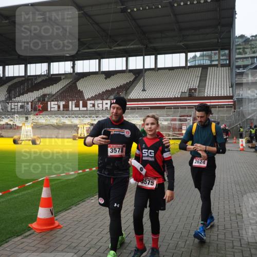 07.12.2025 - St. Pauli X-Mass-Run No. 15 Fabian Wolf http://msf.ph/oto/9421297 07.12.2025 11:45:18 Ziel 291, 2372, 2624, 2844, 3485, 3489, 3529, 3530, 3575, 3578 meine-sportfotos.de