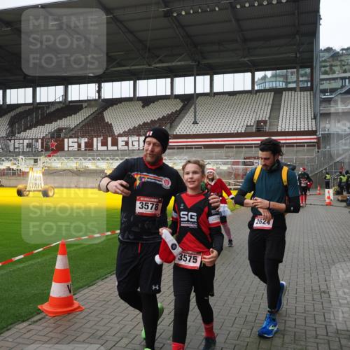 07.12.2025 - St. Pauli X-Mass-Run No. 15 Fabian Wolf http://msf.ph/oto/9421298 07.12.2025 11:45:18 Ziel 291, 2372, 2624, 2844, 3485, 3489, 3529, 3530, 3575, 3578 meine-sportfotos.de